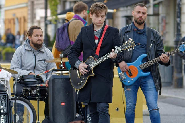 groupe de musique dans la rue